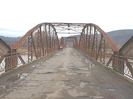 Problema podului de la Savarsin a fost dezbatuta la Prefectura - Virtual Arad News (c)2006