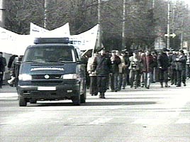 Sindicalistii de la Aris si Vagoane Calatori au marsaluit pe cantece patriotice