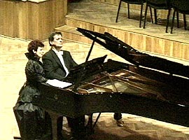 Sotii Dragos si Manuela Mihailescu au prezentat un concert de pian la patru maini