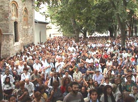 Sute de credinciosi sunt prezenti de sarbatori la manastire - Virtual Arad News (c)2006