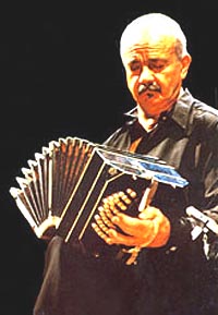 Astor Piazzolla insotit de bandoneonul sau