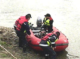 Barbatul inecat in Mures a fost pescuit de specialistii de la urgenta