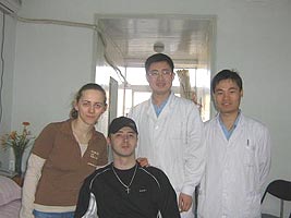 Carmen si Daniel Boariu impreuna cu medicii chinezi
