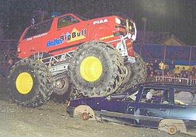 Cascadorii francezi au facut demonstratii de monster trucks