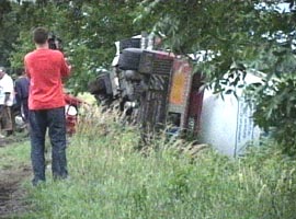 Doi tineri accidentati grav de o cisterna care transporta ulei