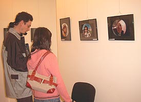 Expozitia de foto-caricaturi a profesorului Virgiliu Jireghie a incantat prin originalitate