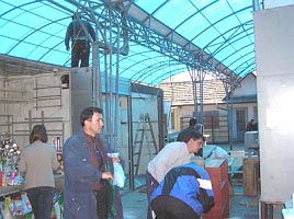 In Piata Mihai Viteazul au fost demontate majoritatea constructiilor