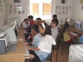 La Complexul "Curcubeu" unii copii isi petrec vacanta si in fata calculatoarelor
