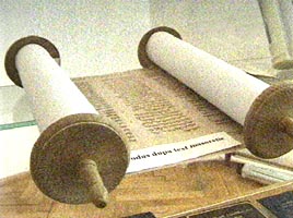La expozitia de la UVVG au fost prezentate si biblii scrise pe suluri