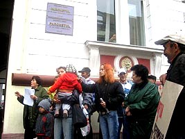 Locatarii imobilului din Piata "Avram Iancu" au protestat in fata Parchetului