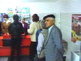 Pentru a economisi cativa lei pensionarii cumpara alimente de la Economat