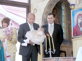 Presedintele Traian Basescu a nasit-o pe fiica primarului Falca