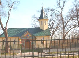 Prin contributia sotilor Constantin si Dorina Milos la Lipova Bai a fost ridicata o biserica - Virtual Arad News (c)2007