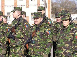 Printre militarii care pleaca in Kosovo sunt si femei
