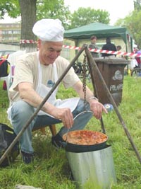 Sambata etnicii maghiari s-au intrecut si la preparatul gulyasului