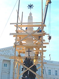 S-au luat schelele de la Monumentul "Sfintei Treimi"