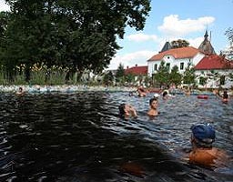 Strandul cu apa termala Sofronea atrage turistii