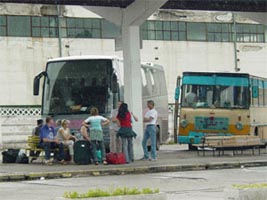 Turisti abandonati la Autogara Arad