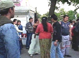 Un grup de rromi violenti a luat cu asalt intrarea Spitalului Judetean Arad