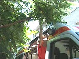 Ambulanta moderna este prea inalta pentru rampa Spitalului Judetean
