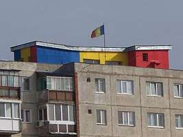Casa lifturilor dintr-un bloc din Arad este vopsita in rosu, galben si albastru