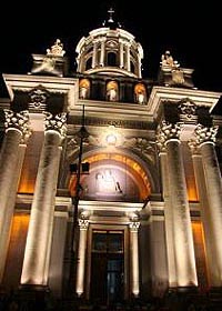 Catedrala Catolica este iluminata arhitectural