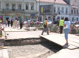 Constructia noului sens giratoriu din fata Teatrului a produs haos in circulatie