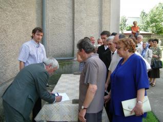 Credinciosii semneaza pentru predarea religiei in scoli