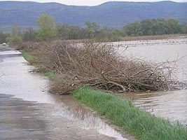 Crisul ameninta sa inunde soselele