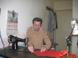 Croitorul Iovan Mercea este unul dintre acei oameni pe care viata a uitat sa-i mai rasfete