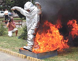 Demonstratii de trecere prin foc din partea pompierilor