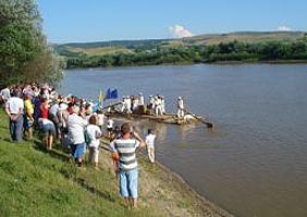 Expeditie de temerari cu pluta pe Mures