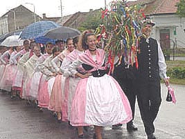 Germanii din Aradul Nou dau o importanta deosebita portului traditional