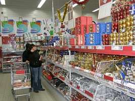 In magazine se gasesc si ornamente pentru toate gusturile