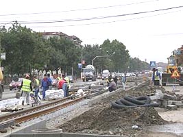 In oras lucrarile la liniile de tramvai se fac in foc continuu