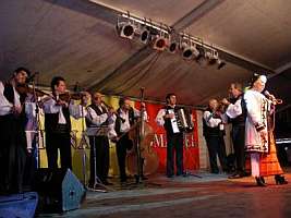 In Piata Avram Iancu a avut loc si un spectacol folcloric cu ocazia Zilei Nationale a Romaniei