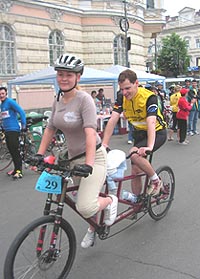 La supermaraton au participat si biciclete