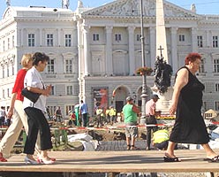 La Teatru trecerea pietonilor se face anevoios