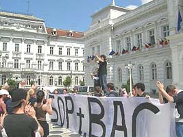 Liceeni au protestat in fata Primariei
