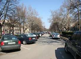 Numarul locurilor de parcare este insuficient pentru miile de autoturisme care circula prin centrul Aradului