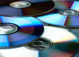 Peste 2000 de dvd-uri si cd-uri piratate au fost gasite in apartamentul unui aradean
