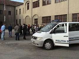 Politistii de frontiera au prezentat studentilor echipamentele si autovehiculele din dotare