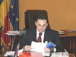 Primarul Aradului aratand graficul cu salariile functionarilor publici