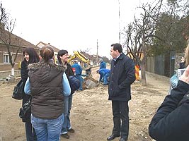 Primarul Falca controleaza modul in care drumarii maghiari lucreaza in Subcetate