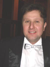 Robert Daniel Radoias este noul dirijor al corului Filarmonicii din Arad