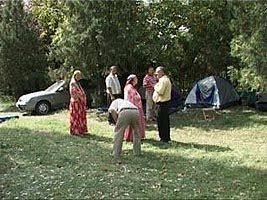 Rromi din Galati si-au instalat tabara de corturi in parcul spitalului