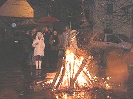 Sarbii sarbatoresc Craciunul arzand stejarul