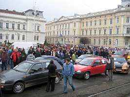 Sute de aradeni au protestat si in fata Palatului Administrativ impotriva taxei auto
