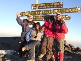 Arădenii , după ce au reuşit să fluture steagul judeţului nostru pe cel mai înalt vârf de pe muntele Kilimanjaro