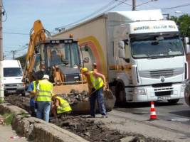 Circulaţia în oraş se face anevoios din cauza lucrărilor la crosabil şi a TIR-urilor